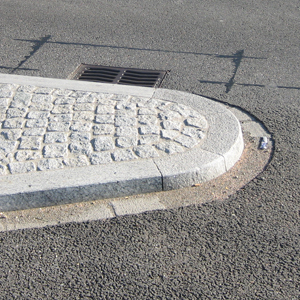 Granitpflästerung bei Verkehrsinseln
